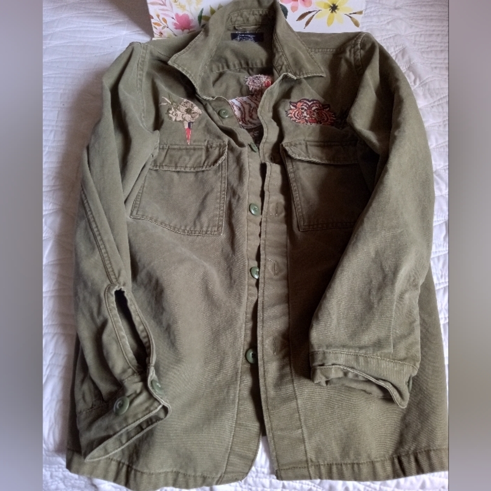 Urban Outfitters Men'sTiger Embroidered Military Green Jacket. Size Small
